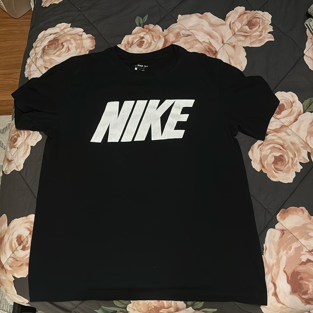 A black medium Nike short sleeve T-shirt